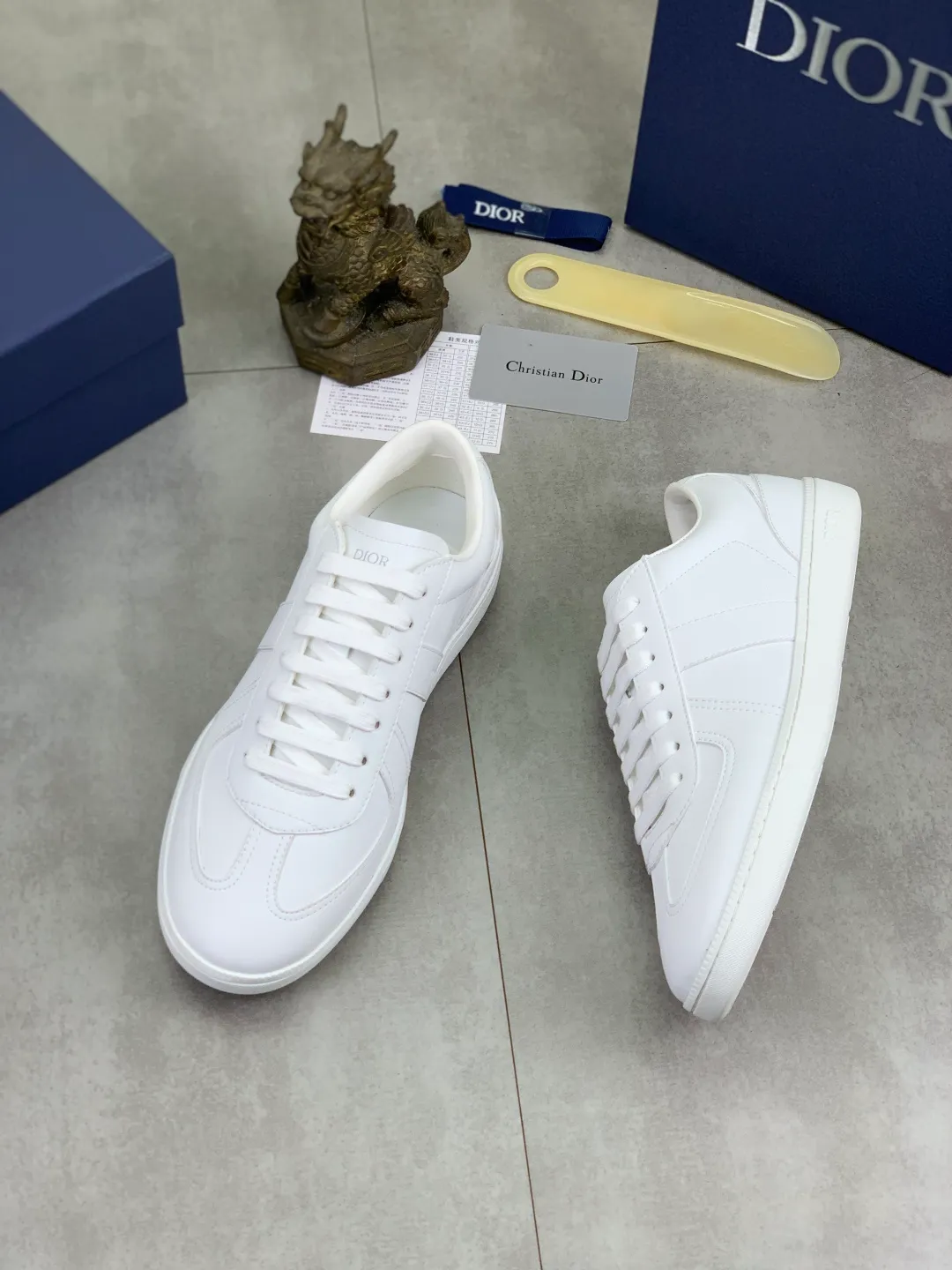 Men's shoes 💰P360 New Dior B01 moral training shoes, white first-layer cowhide, original molded outsole. New to the fall collection, this sneaker marks the return of a Dior classic, reinterpreted in a stylish and elegant silhouette. Crafted from white smooth first-grain cowhide with a tonal silk sheepskin lining, it features the Dior logo on the tongue and inner sides, and a CD icon on the heel. Paired with Tpu anti-slip soles of the same color, it can be matched with various styles to create a sophisticated look.  Code number: 38-44